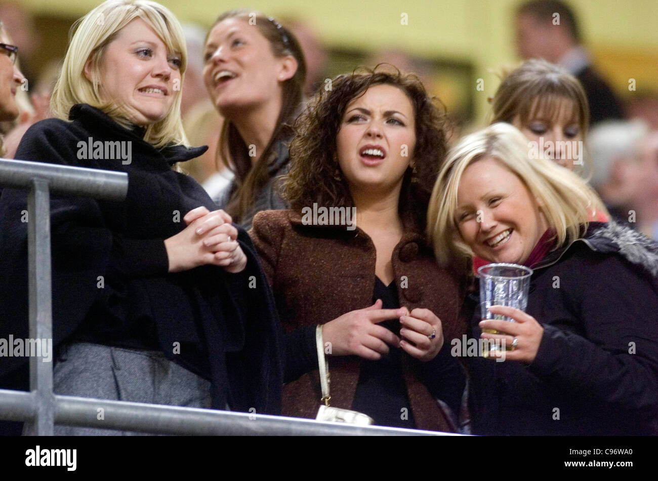 Charlotte Kirche teilt ihr Lager Getränk mit ihren Freunden während Wales V Kanada Rugby international im Millennium Stadium Stockfoto