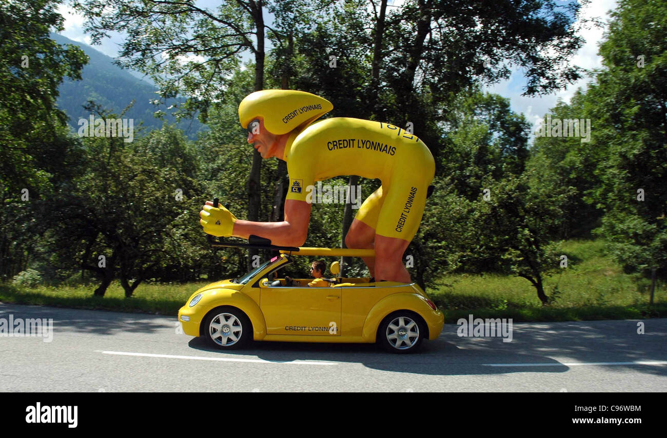 VW New Beetle mit großen Radfahrer auf Dach - Tour de France - Meribel, Französische Alpen. Stockfoto