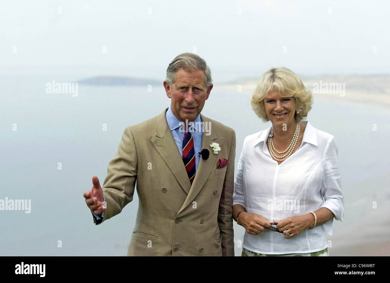 Prinz Charles und der Duchess of Cornwall auf der Klippe Weg, der um die Würmer Kopf Naturschönheit auf der Gower Halbinsel führt Stockfoto