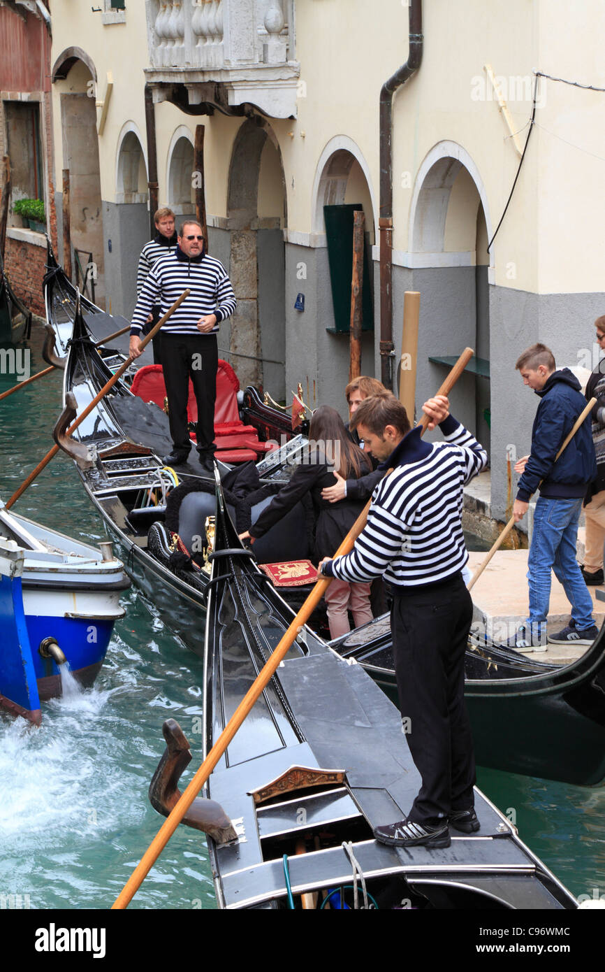 Die Gondolieri aufnehmen Tarife auf einen Gondelstation, Venedig, Italien, Europa. Stockfoto