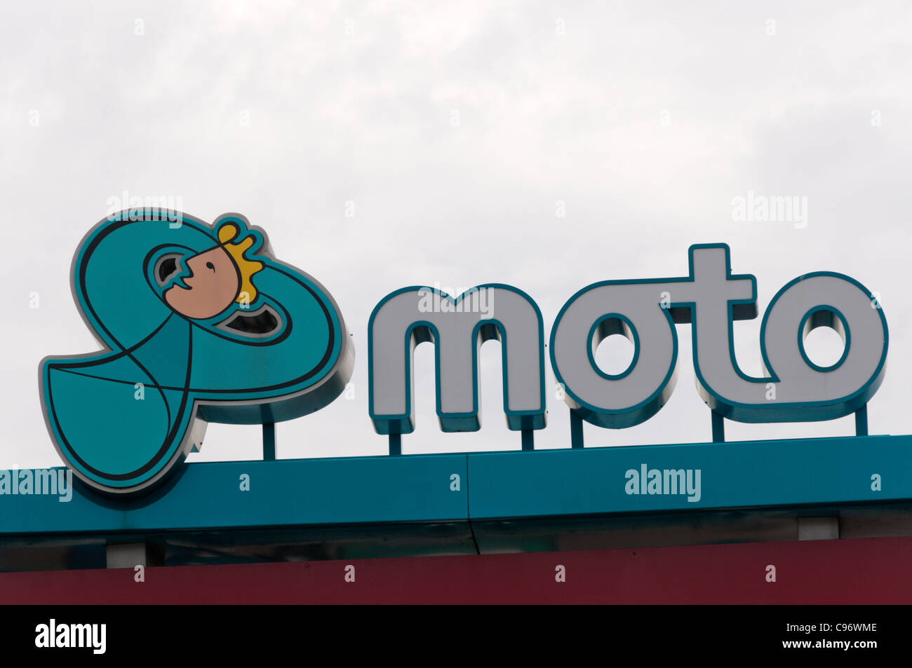 Moto-Namen über dem Eingang zu einer Tankstelle Stockfoto