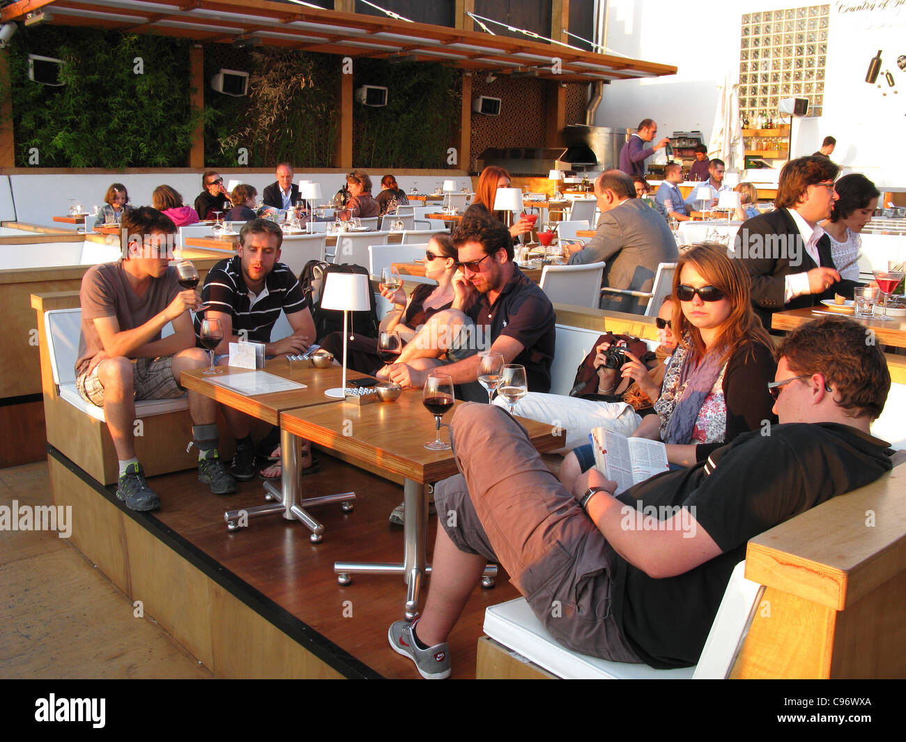 ISTANBUL, TÜRKEI. Türkische Jugendliche einen Sonnenuntergang Drink im Nu Teras Dachterrasse mit Bar und Restaurant in Beyoglu. 2011. Stockfoto