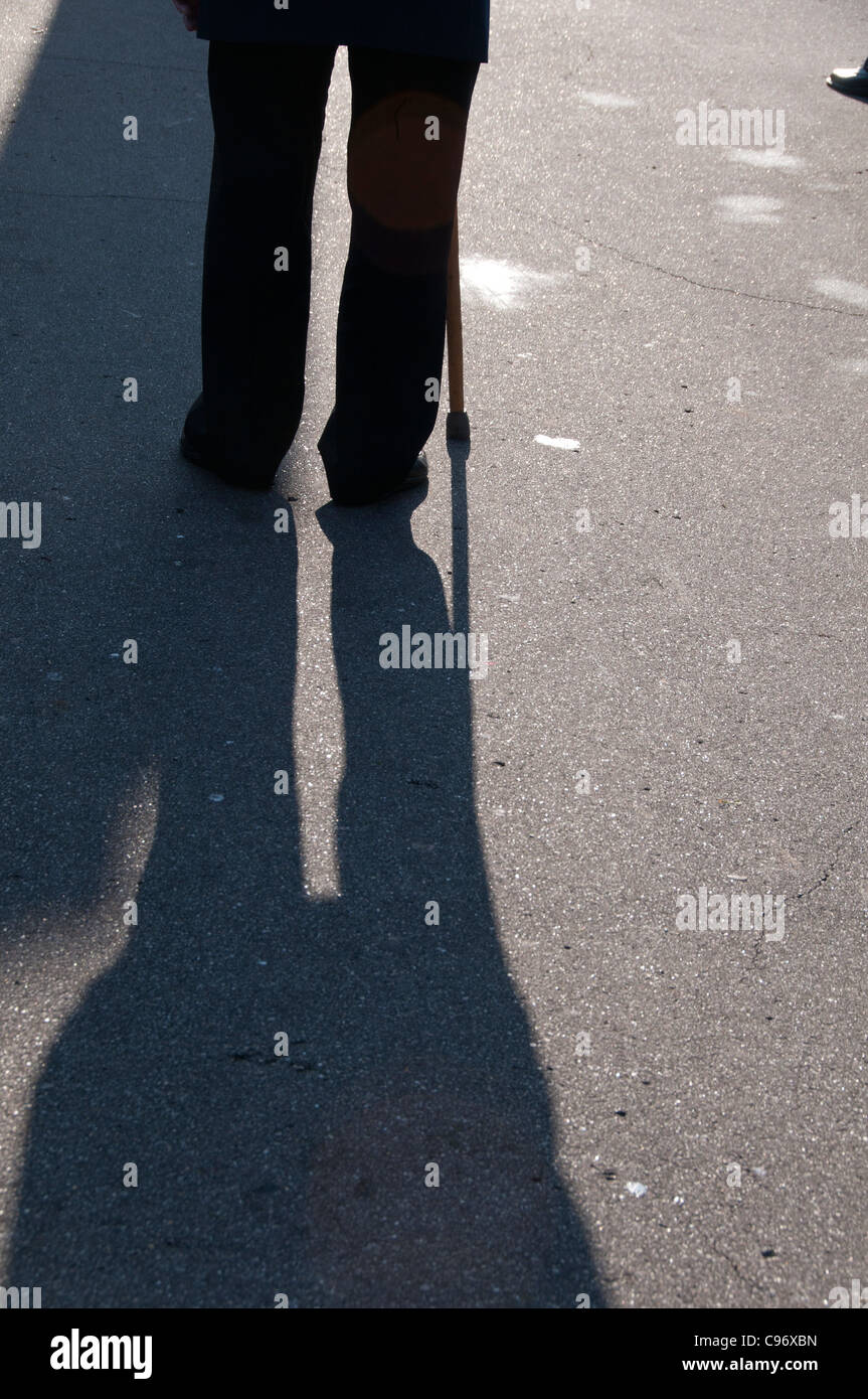 Erinnerung Sonntag, 13. November 2011, Hackney, London.Shadow eines Veteranen zu Fuß in die Kirche mit seinem Stock. Stockfoto