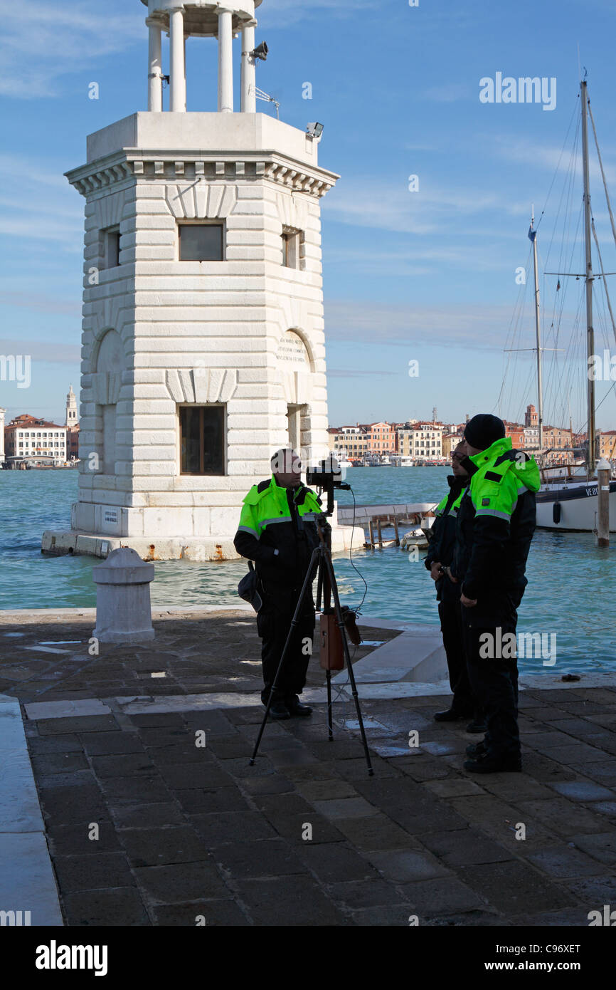 Polizei Geschwindigkeit prüfen auf wasserfahrzeugen durch den Leuchtturm am Eingang des San Giorgio Becken, Venedig, Italien, Europa. Stockfoto