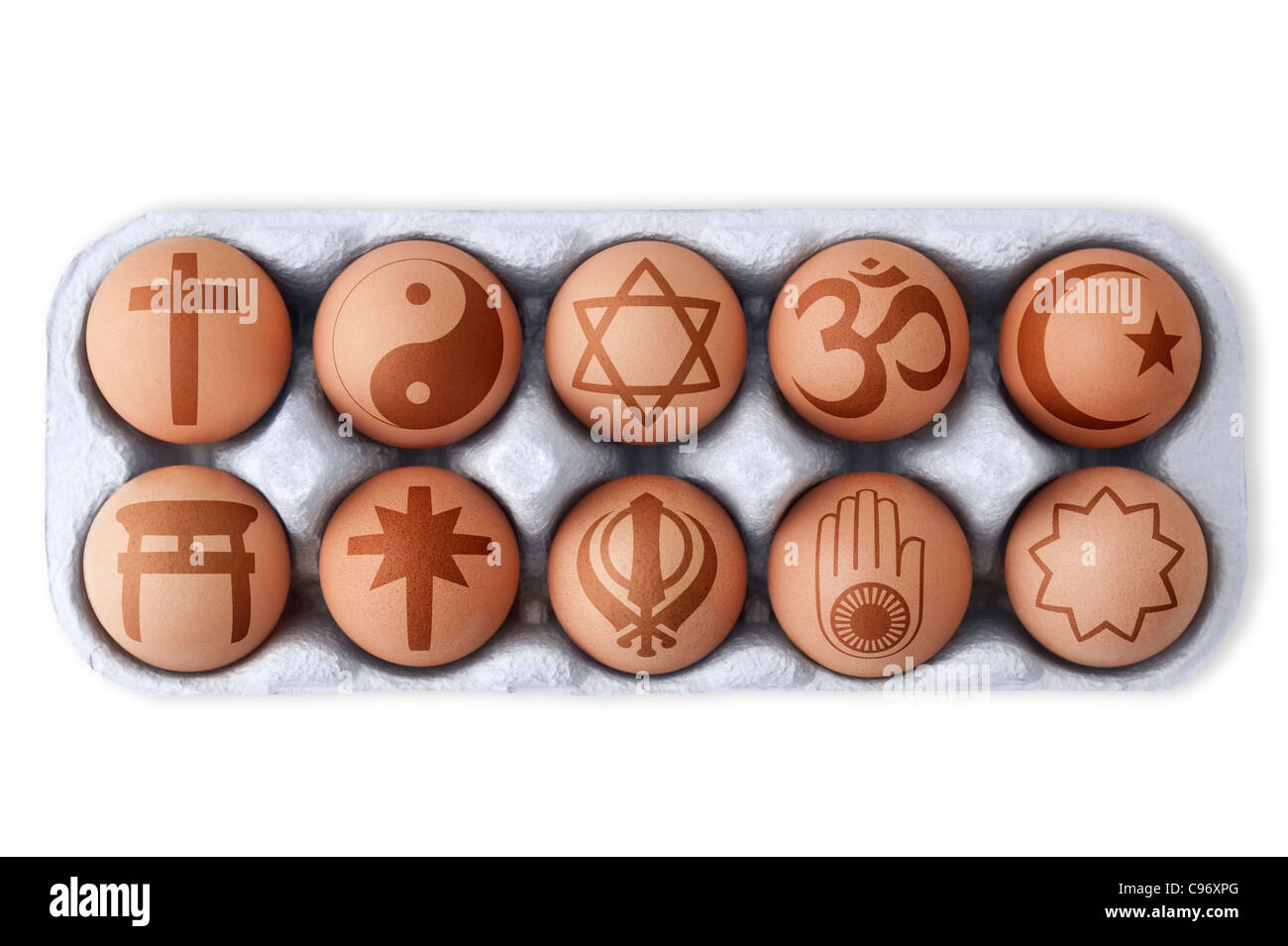 Feld von Eiern mit verschiedenen Symbolen von globalen religiösen Doktrinen gedruckt auf jeden einzelnen.  Weißer Hintergrund, Ausschnitt Stockfoto