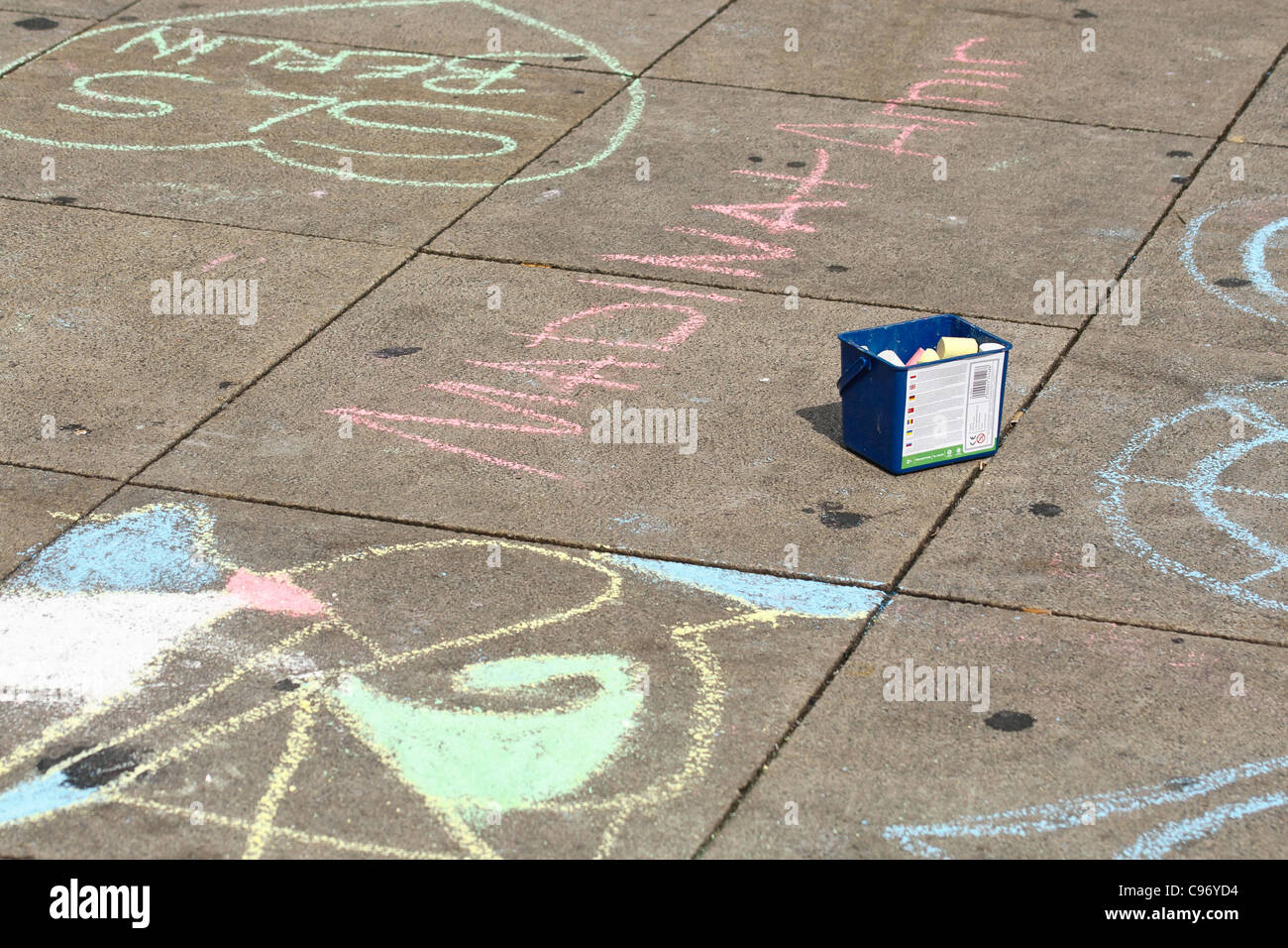 Eine kleine Schachtel mit Zeichnung Kreiden auf dem Alexanderplatz, Berlin, Deutschland. Stockfoto