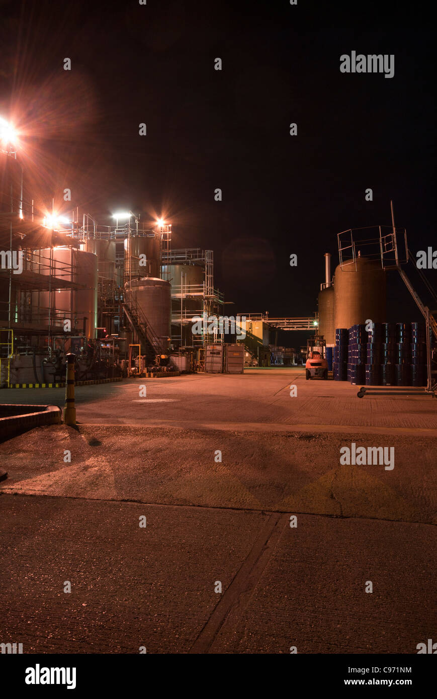 Industrielle Gebäude Gebäude Anlage beleuchtet beleuchtet in der Nacht nach Einbruch der Dunkelheit Stockfoto