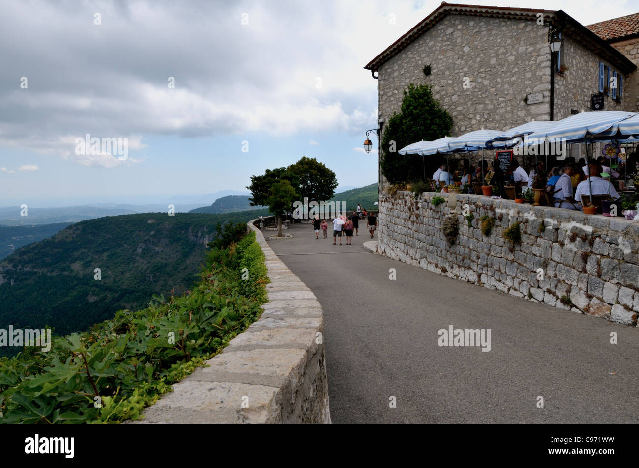 Blick auf das Restaurant und die umliegenden Berge in dem alten Dorf Gourdon in den Alpes-Maritimes - Südfrankreich Stockfoto