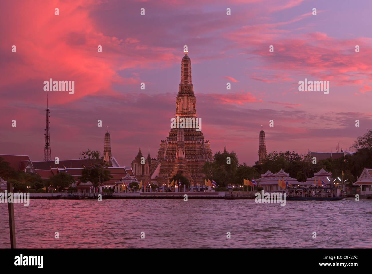 Thailand, Bangkok, Wat Arun, Temple Of The Dawn & Chao Phraya River bei Sonnenuntergang beleuchtet Stockfoto