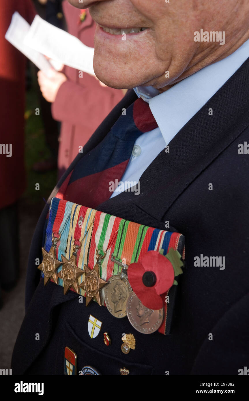 Ein alter Soldat trägt eine WWII Veteran seine Kampagne Krieg Medaillen mit stolz am Remembrance Day. Stockfoto