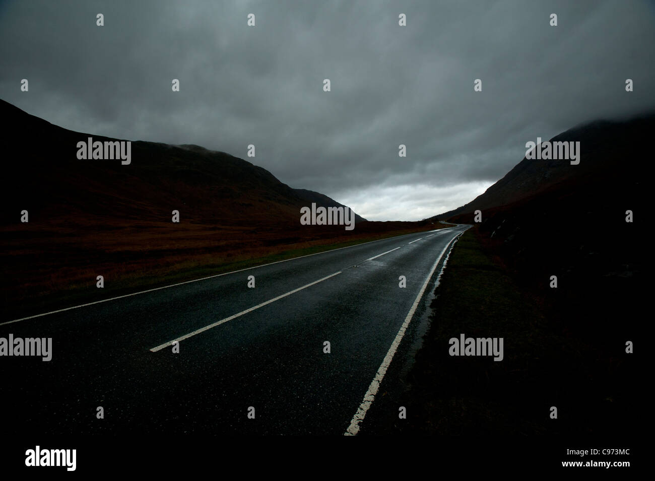 Glen Tarbert und die A861 auf Sunart und Ardgour gegenüber Strontian, Argyll und Bute, Schottland. Stockfoto