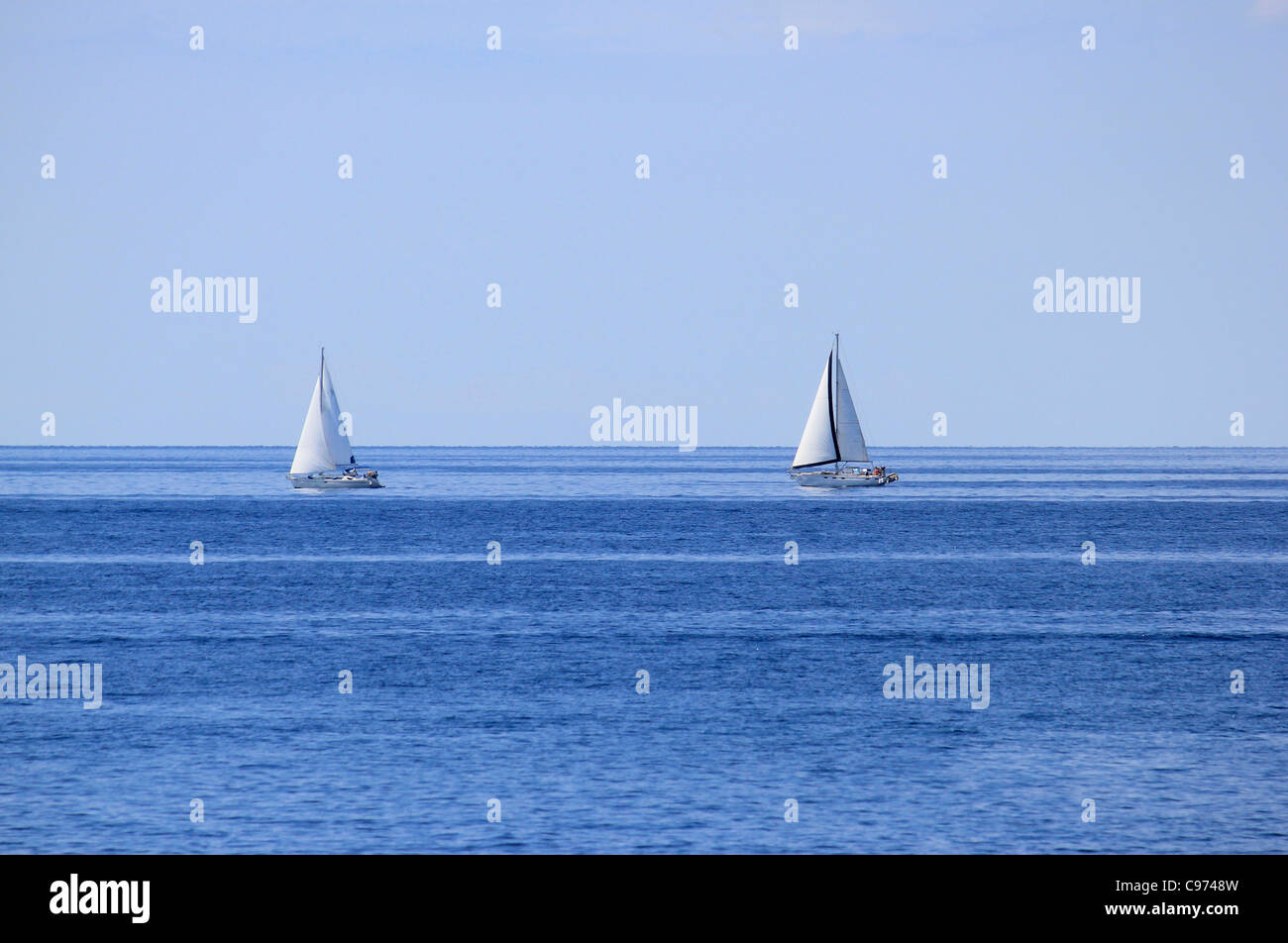 Zwei Segelboote am offenen Meereshorizont Stockfoto