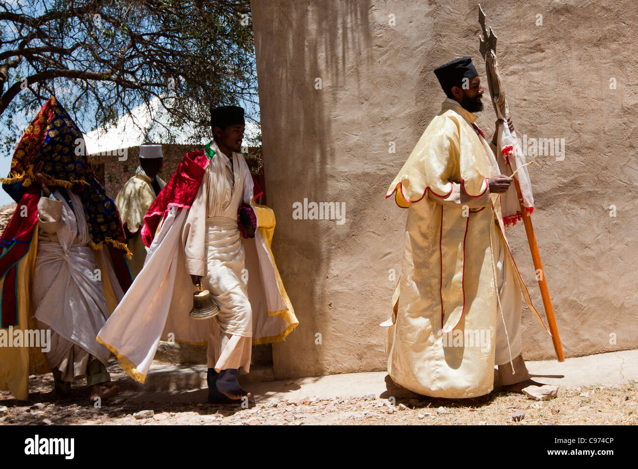 Orthodoxe christliche Priester betreten Abuna Aregawi Kirche zur Messe in Debre Damo in Tigray, Nord-Äthiopien, Afrika durchführen. Stockfoto