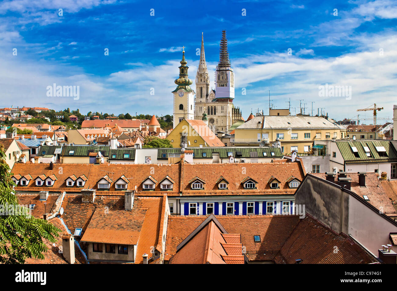 Hauptstadt von Kroatien Zagreb - Blick vom oberen Teil der Stadt, die Kathedrale und die Kirche Stockfoto