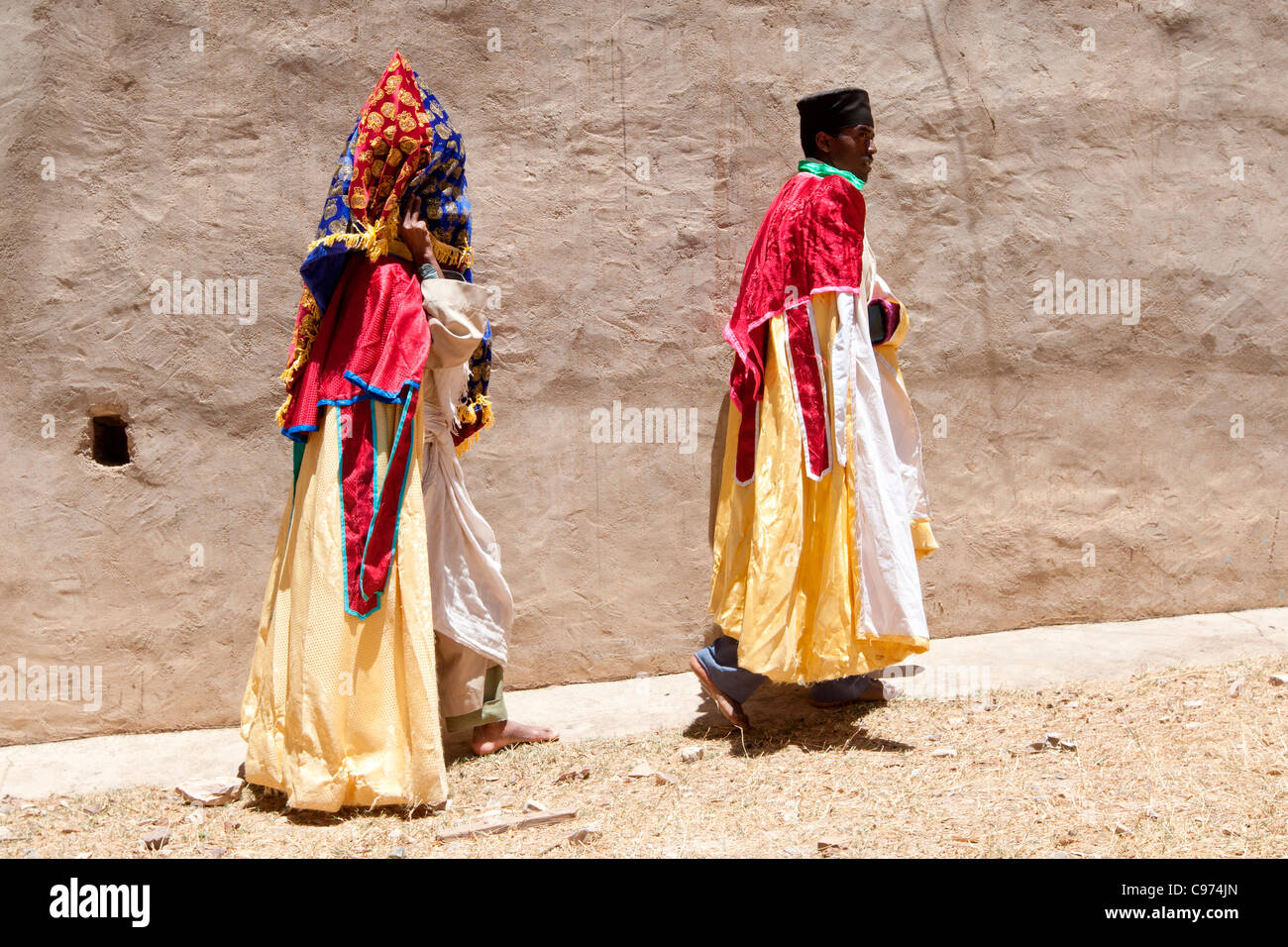 Orthodoxe christliche Priester betreten Abuna Aregawi Kirche zur Messe in Debre Damo in Tigray, Nord-Äthiopien, Afrika durchführen. Stockfoto