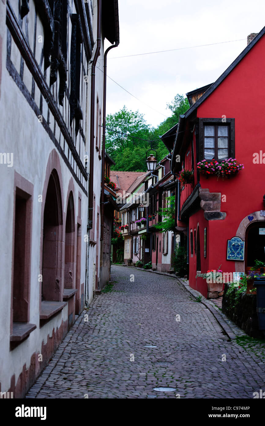 Kaysersberg, Elsass, Frankreich, 13.-16. Jahrhundert mittelalterliche Walled Stadt, Kirche, Geschäfte, Schilder, Hotels, gepflasterten Altstadtgassen, Fluss, Häuser. Stockfoto