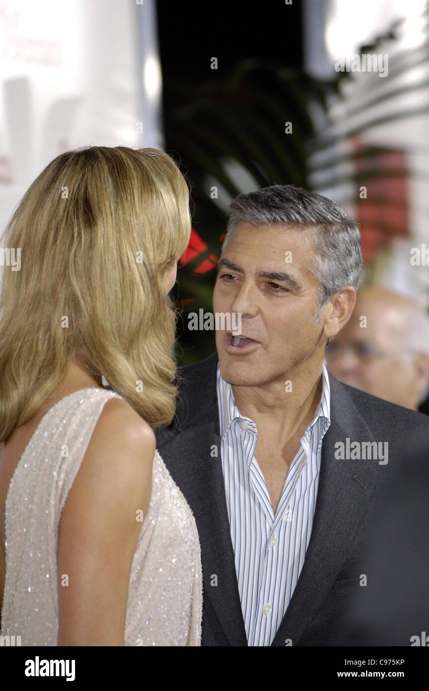 Stacy Keibler, George Clooney bei der Ankunft für die Nachkommen Premiere, Samuel Goldwyn Theater am AMPAS, Los Angeles, CA 15. November 2011. Foto von: Michael Germana/Everett Collection Stockfoto