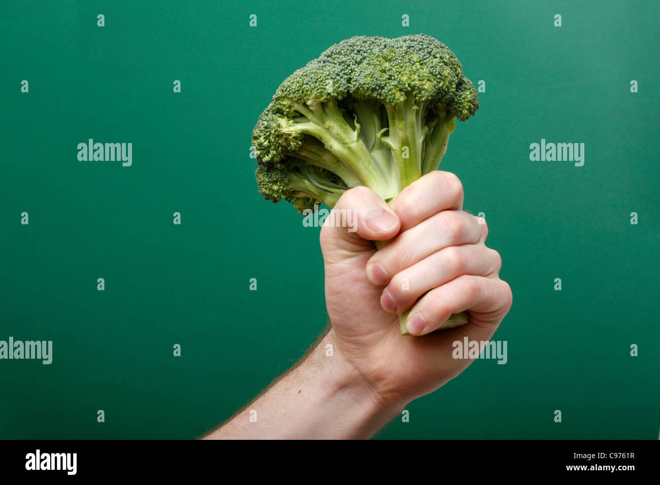 Eine Hand Holding Brokkoli Stockfoto