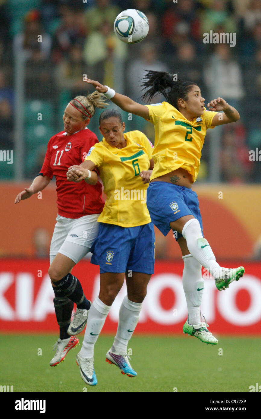 Leni Larsen Kaurin Norwegen (L) und Brasilien Spieler springen, Rosana (C) und Maurine (R) für den Ball während einer 2011 WM-Spiel. Stockfoto