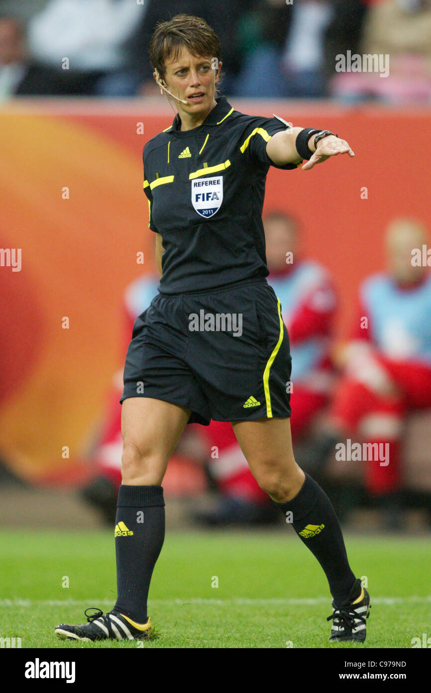 Schiedsrichter Kari Seitz (USA) amtiert ein 2011 FIFA Frauen Welt Cup Gruppe D Spiel zwischen Brasilien und Norwegen. Stockfoto