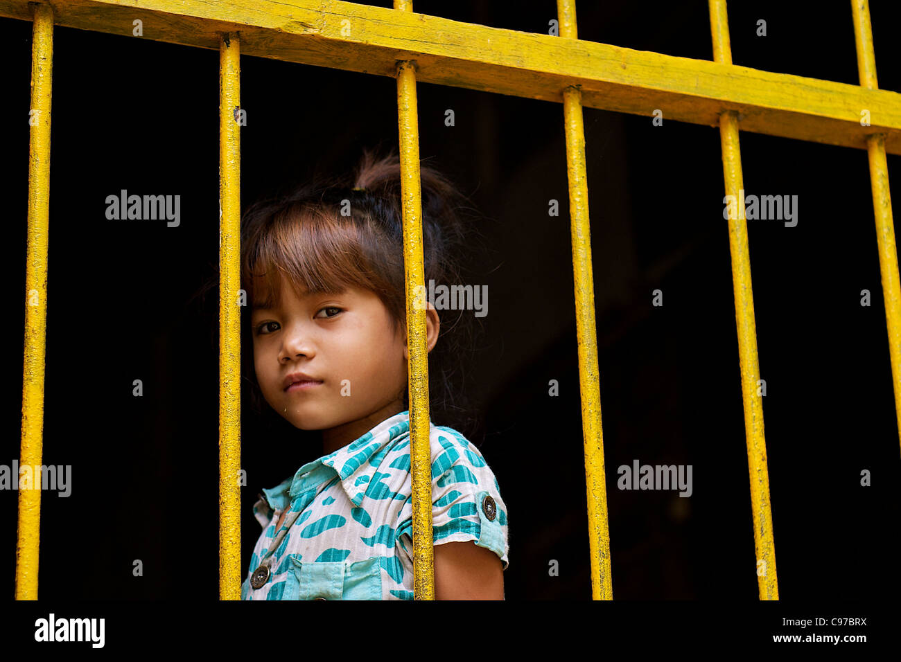 Mädchen Jungen Khmer und das gelbe Fenster Stockfoto