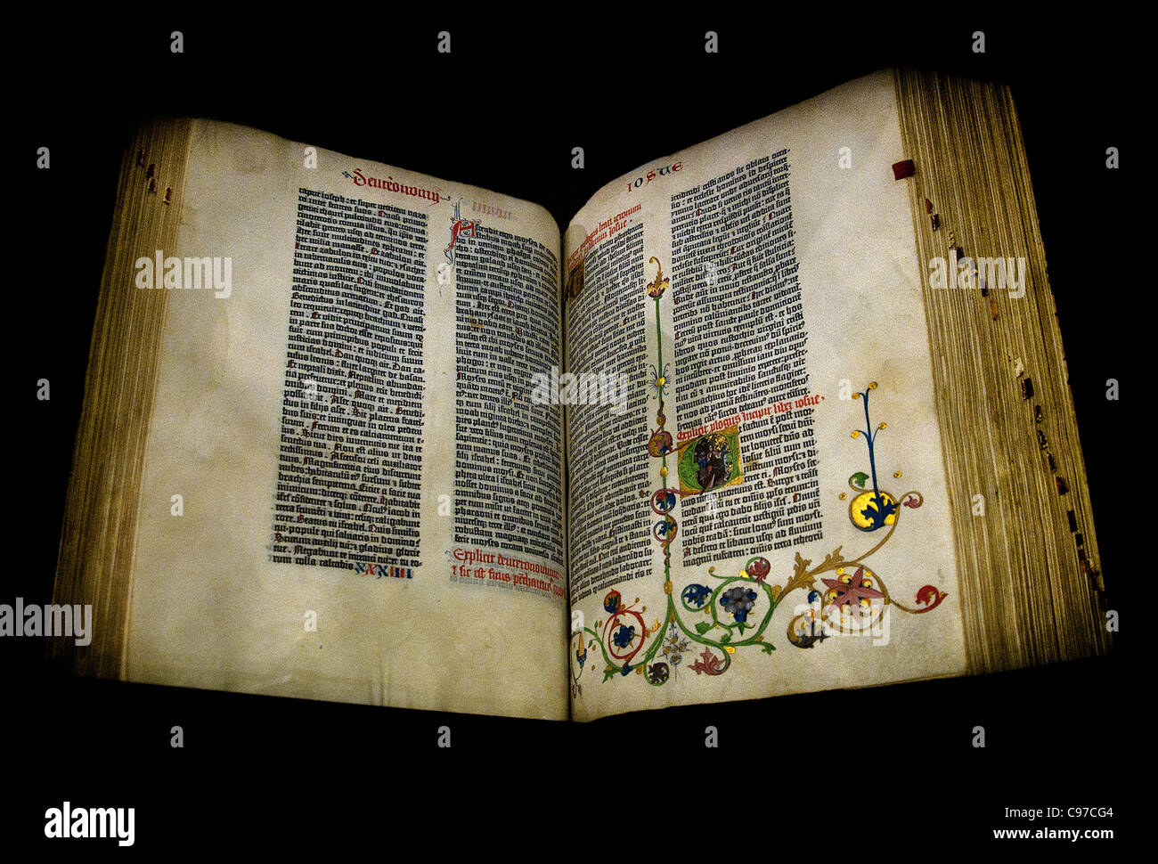 Die Gutenberg-Bibel ca 1453 durch Johannes Gutenberg in Mainz Deutschland Deutsch gedruckt Stockfoto