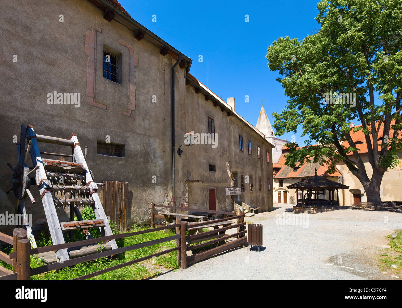 Brunnen und Folterinstrument am Hof der mittelalterlichen Burg Krivoklat in Tschechien (Mittelböhmen, in der Nähe von Prag) Stockfoto