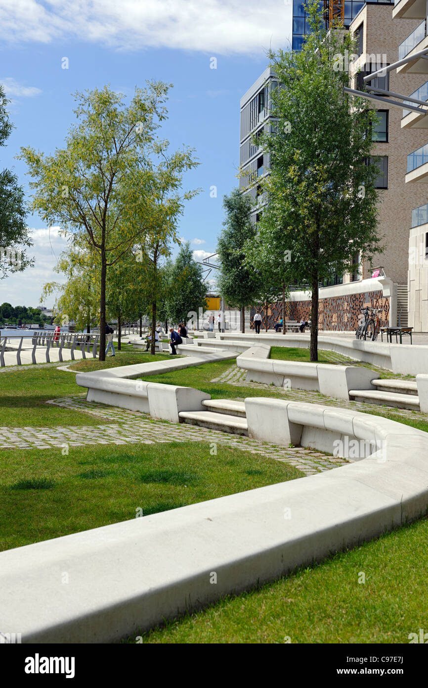 Kleiner Park, Boulevard, Kaiserkai, Lifestyle, Hafencity-Distrikt, Bezirk Mitte, Hamburg, Deutschland, Europa Stockfoto