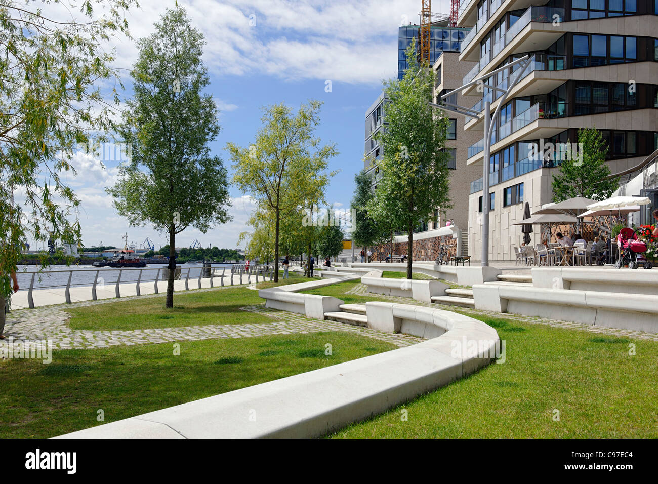 Kleiner Park, Boulevard, Kaiserkai, Lifestyle, Hafencity-Distrikt, Bezirk Mitte, Hamburg, Deutschland, Europa Stockfoto