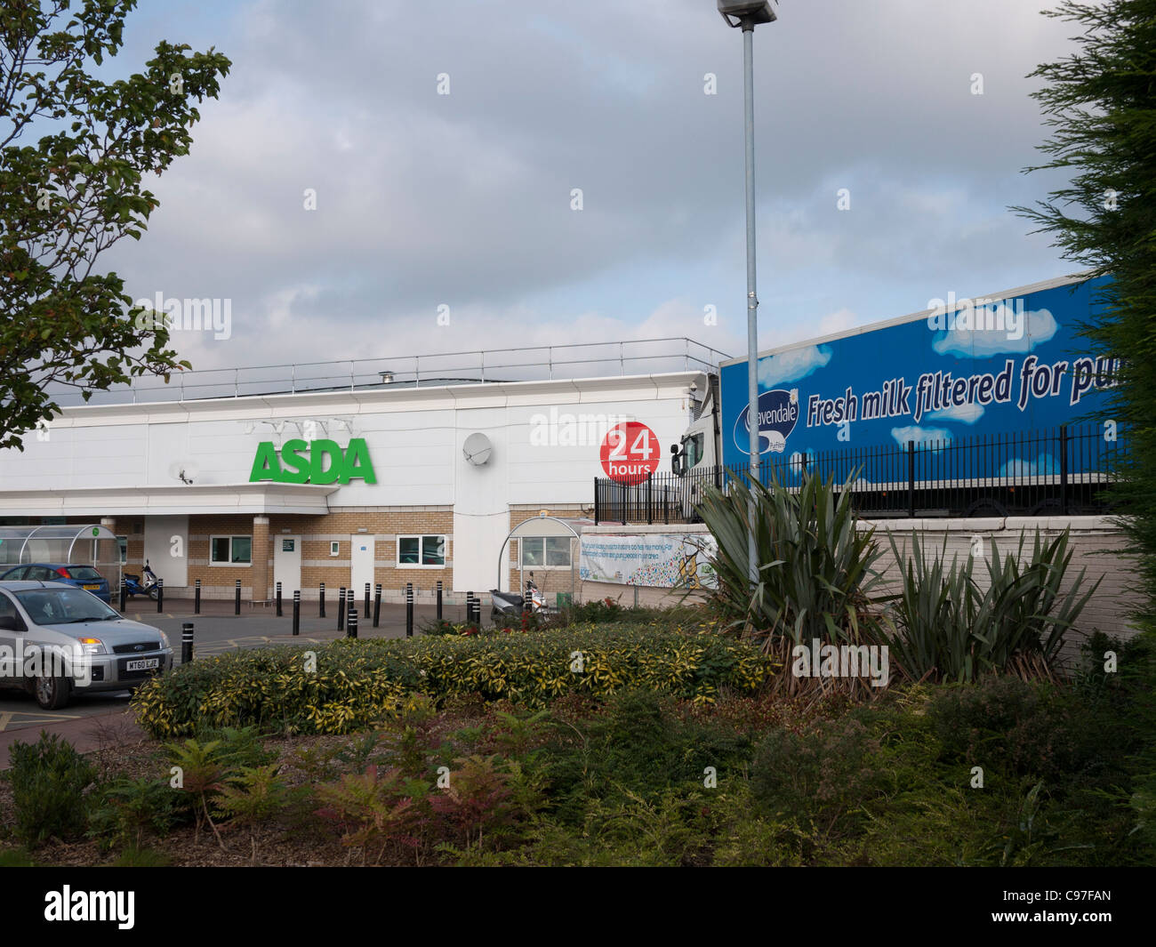 ASDA Supermarkt und Lieferwagen, Chadderton, Oldham, Lancashire, UK. Stockfoto