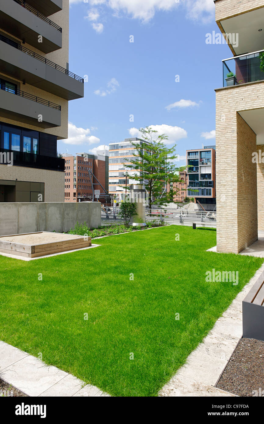 Kleiner Park, Boulevard, Kaiserkai, Lifestyle, Hafencity-Distrikt, Bezirk Mitte, Hamburg, Deutschland, Europa Stockfoto