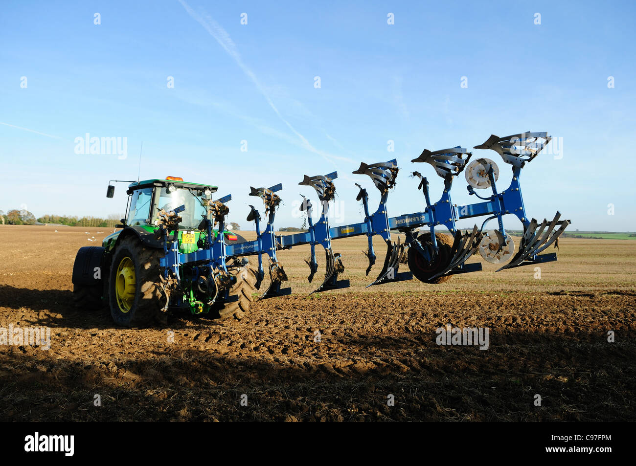 Traktor und Pflügen, Lincolnshire Wolds England. Stockfoto