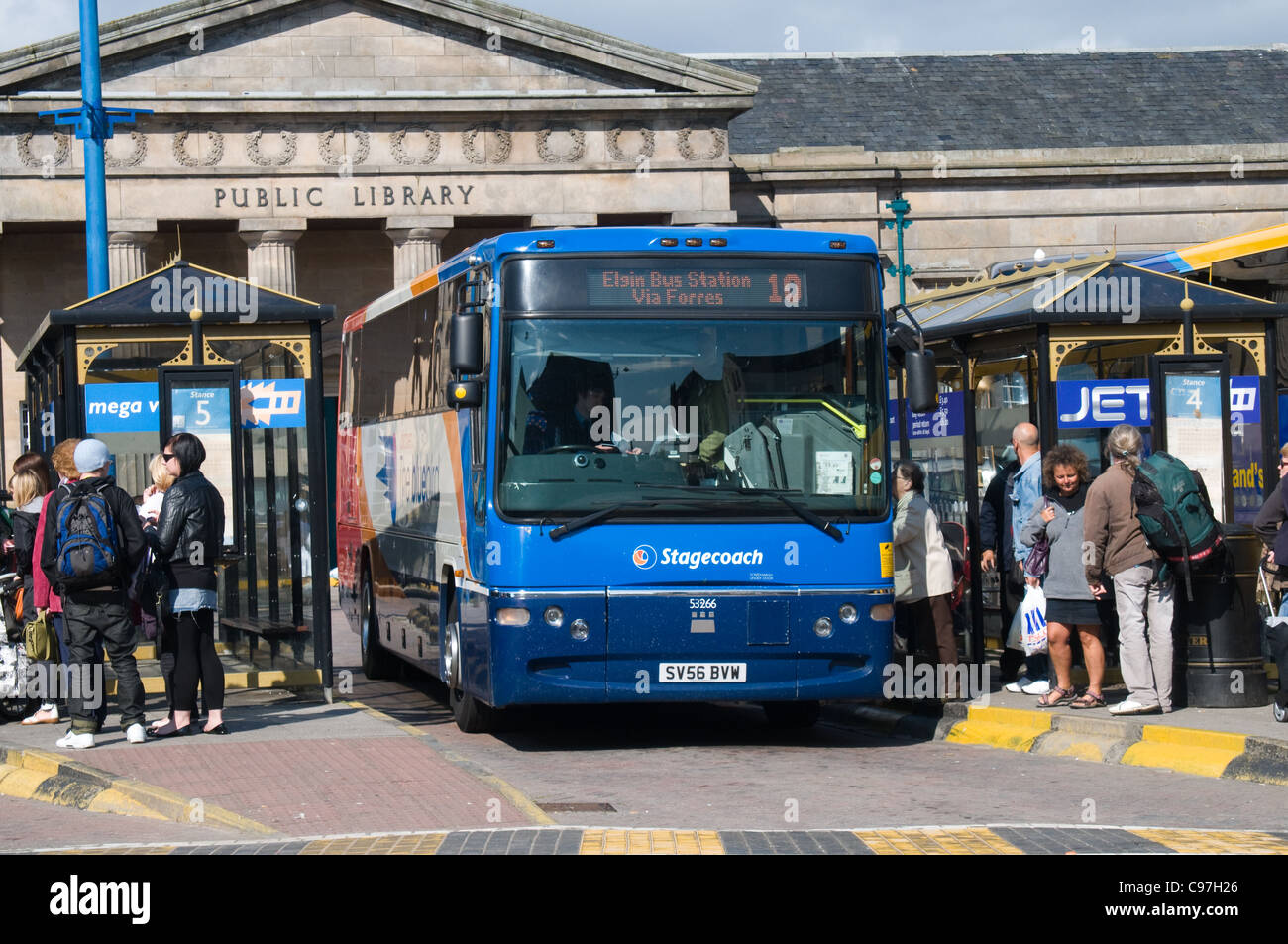 Passagiere warten am Busbahnhof Inverness Schottland für ihre Busse. Eine Postkutsche Volvo B7R mit Plaxton Karosserie gehen an Elgin Stockfoto