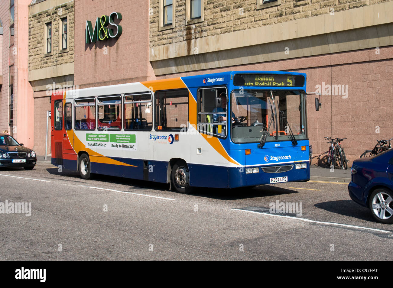 Eine Postkutsche Dennis Dart durchläuft Inverness an einem sonnigen Tag. Die Karosserie ist von Alexander gemacht. Stockfoto