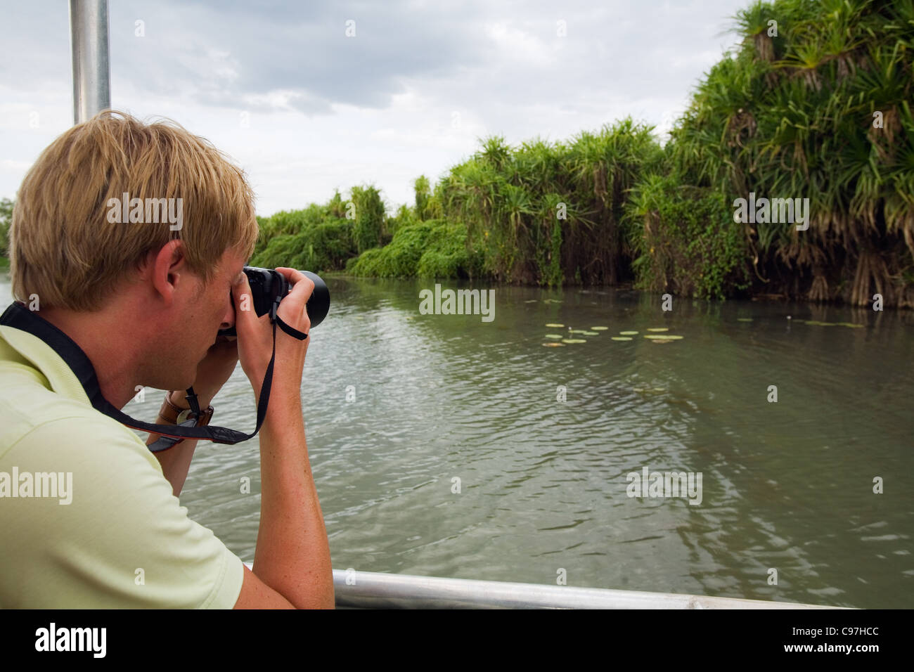 Touristen fotografieren Tierwelt auf einer Mary River Wetlands Kreuzfahrt.  Mary-River-Nationalpark, Northern Territory, Australien Stockfoto