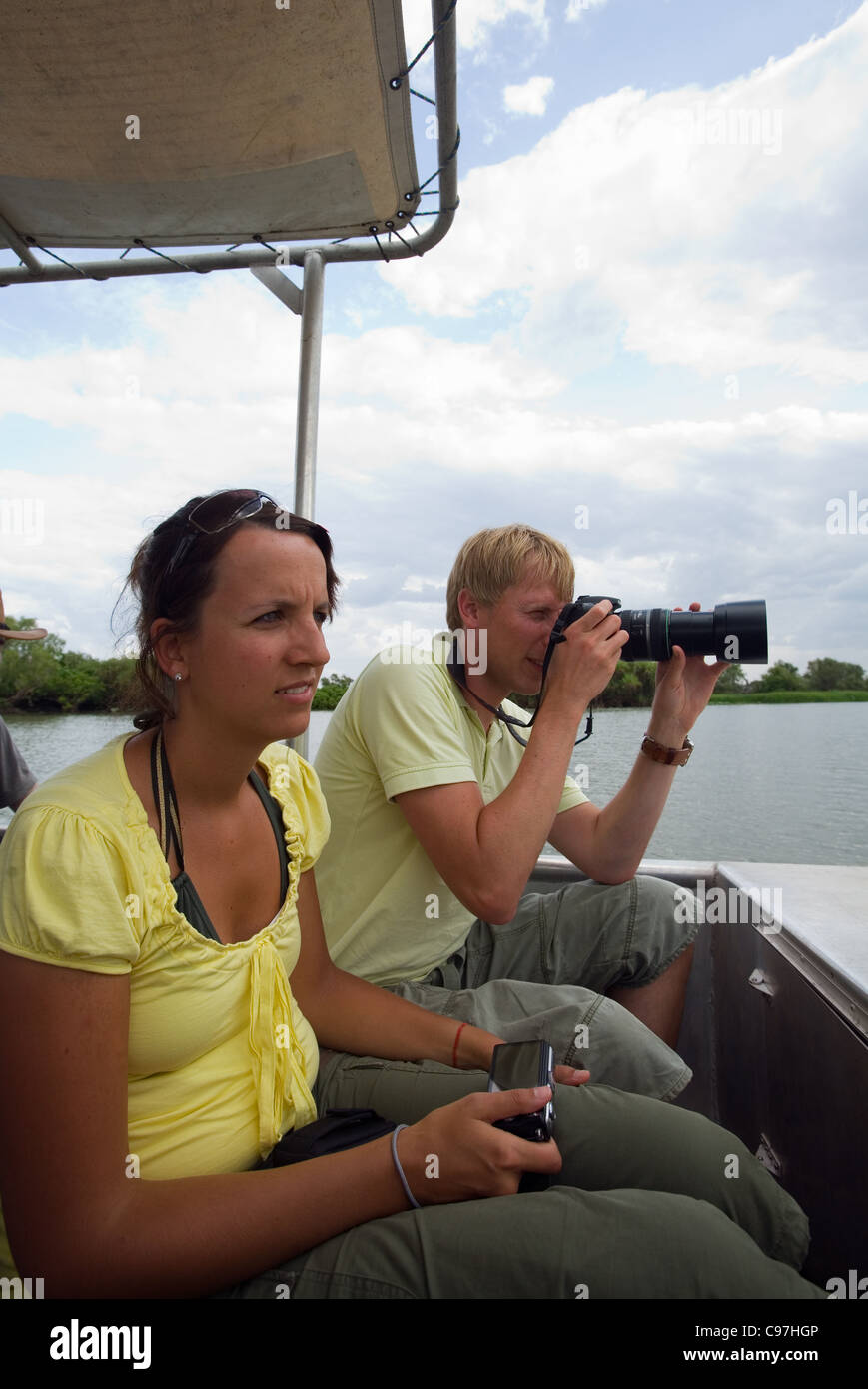 Touristen auf einer Wildlife cruise in den Mary River Feuchtgebieten.  Mary-River-Nationalpark, Northern Territory, Australien Stockfoto