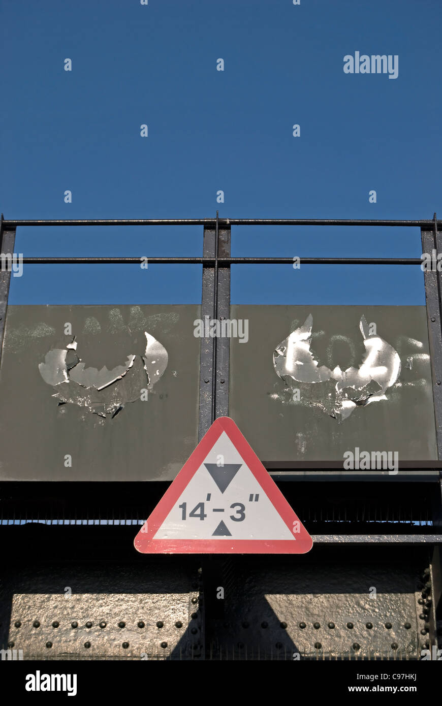 britische Verkehrszeichen Warnung der Höhenbeschränkung bei einer Eisenbahnbrücke in Hampton Wick, Middlesex, england Stockfoto