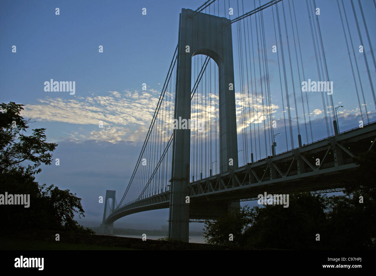 Verrazano-Narrows-Brücke verbindet Staten Island und Brooklyn im frühen Licht bricht an Stockfoto