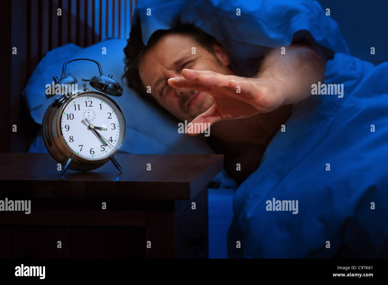 Schlaflosigkeit oder frühen alarm Stockfoto