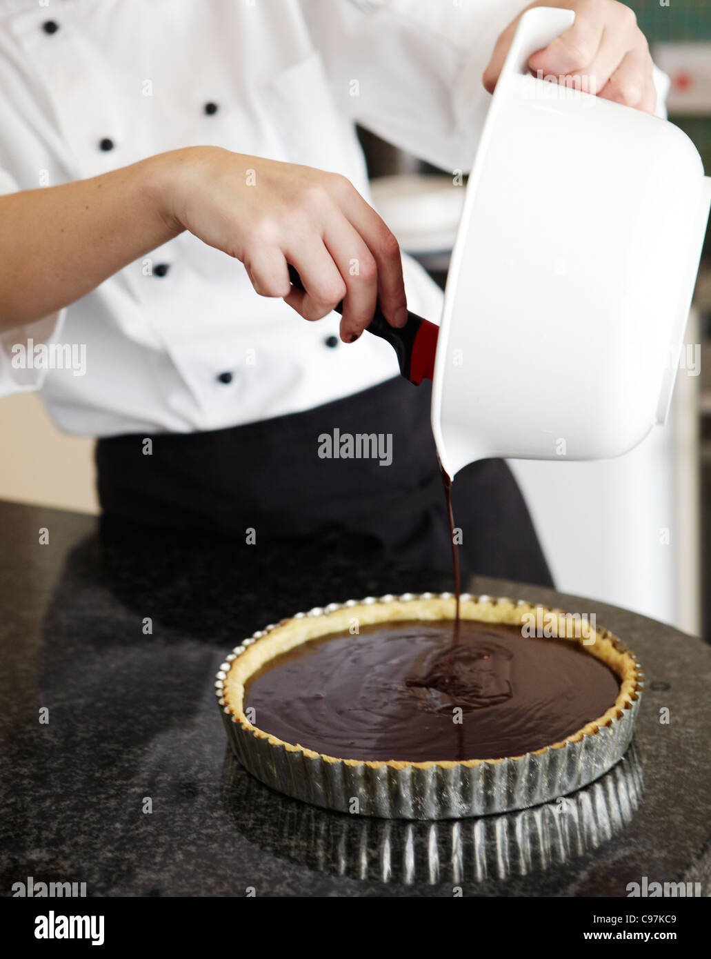 Koch ein Schokolade Torte machen. Stockfoto
