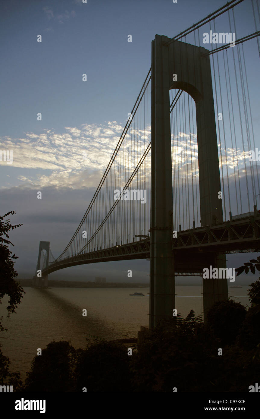 Verrazano-Narrows-Brücke verbindet Staten Island und Brooklyn im frühen Licht bricht an Stockfoto