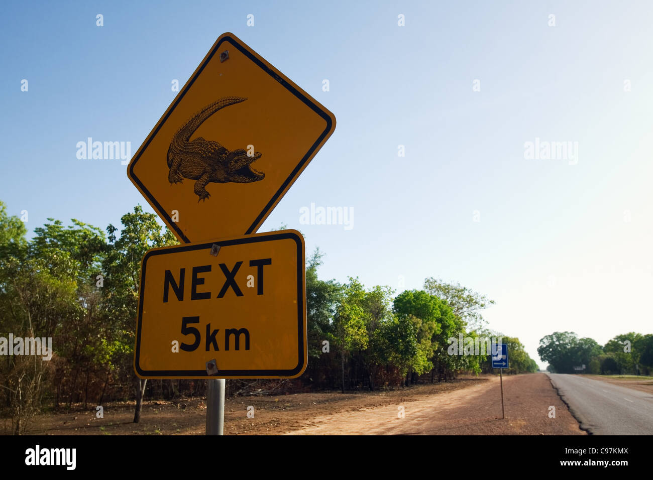 Krokodil-Gefahr-Zeichen in der Nähe von South Alligator River, im Kakadu-Nationalpark, Northern Territory, Australien Stockfoto
