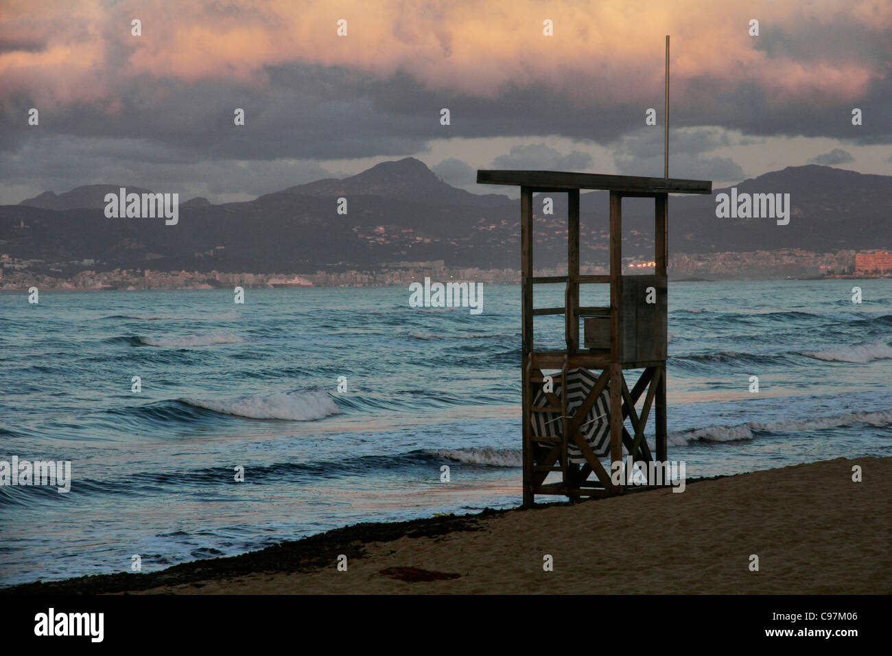 Rettungsschwimmer-Turm im Morgenlicht, Mittelmeerküste, Platja de Palma, Palma de Mallorca, Mallorca, Spanien Stockfoto