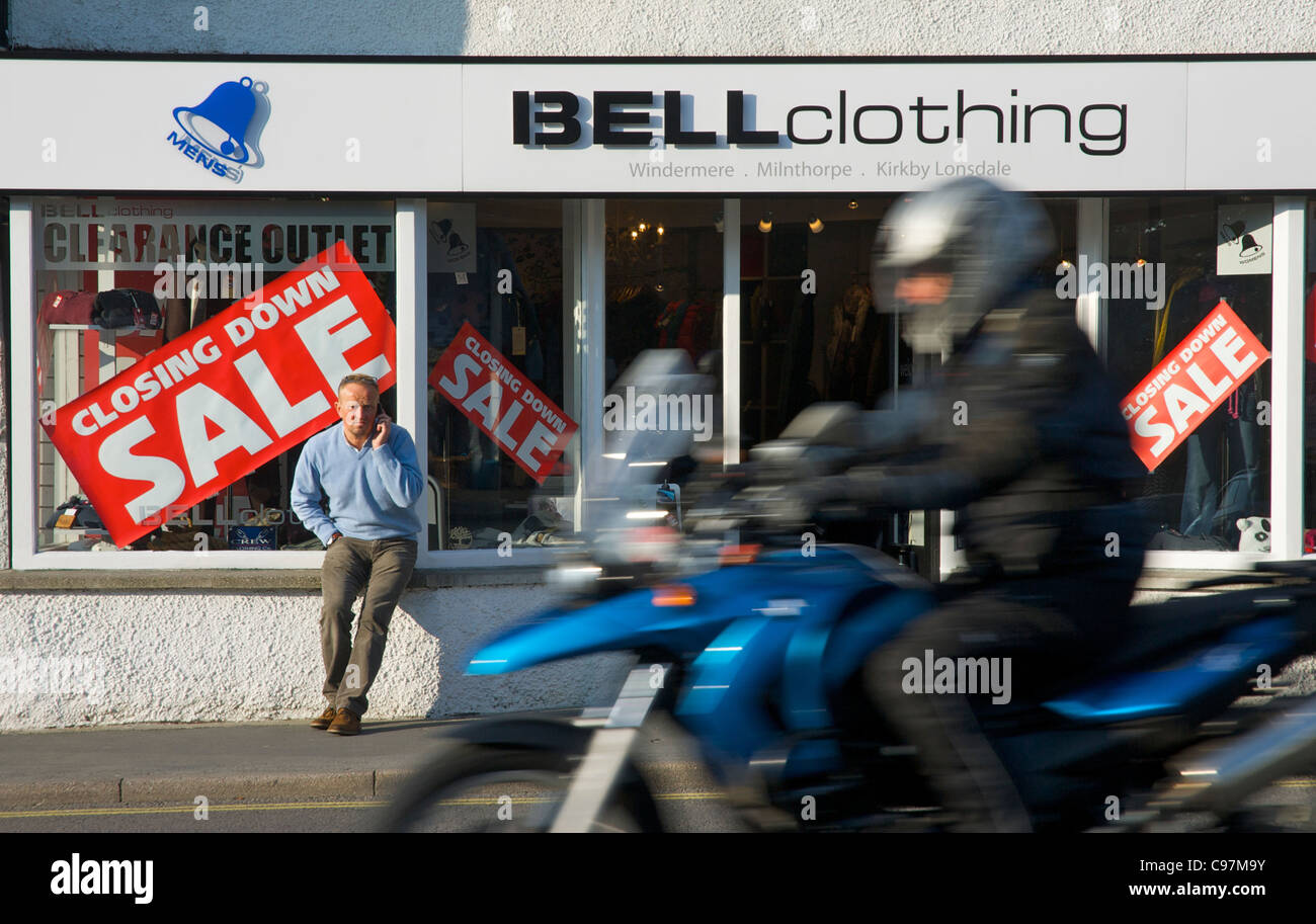 Motorrad-Shop mit Verkauf, Stadt Windermere, Lake District National Park, Cumbria, England UK Schließung vorbei Stockfoto