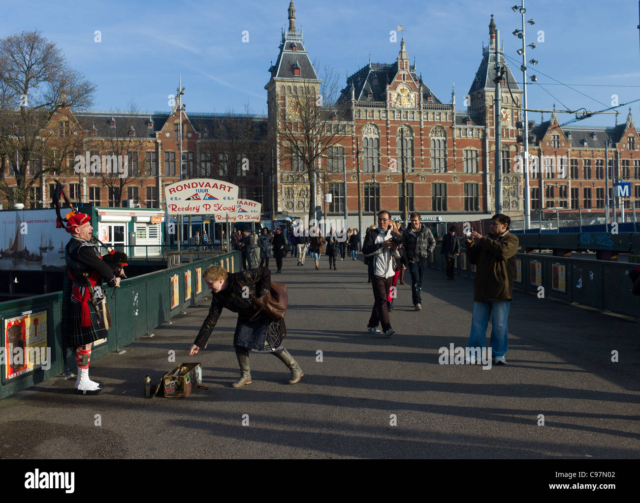 Schottische Dudelsack, Piper, Straßenmusiker vor Amsterdam Centraal Bahnhof Stockfoto
