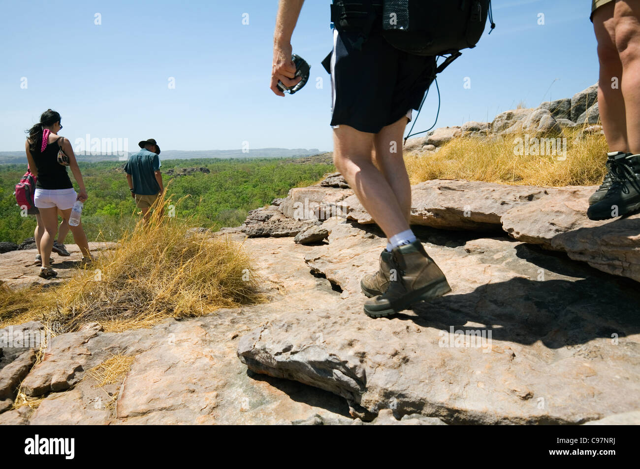 Touristen über die Nadab Böschung am Ubirr wandern.  Kakadu-Nationalpark, Northern Territory, Australien Stockfoto