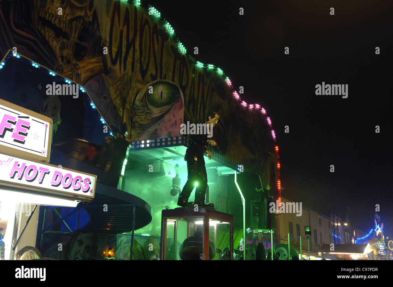 Die "Geisterbahn" Messegelände fahren in Loughborough Street fair. Scary Figuren, Beleuchtung und lebendigere Farben die Öffentlichkeit anzuziehen. Stockfoto