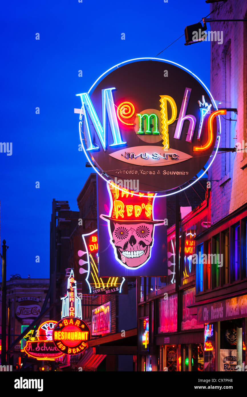 Reihe von Leuchtreklamen, Beale Street, Memphis Stockfoto