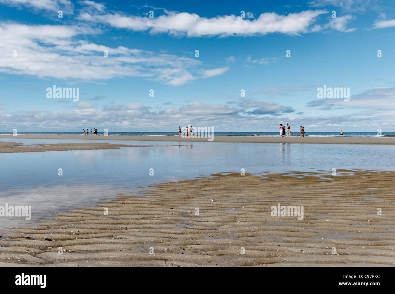 Main Beach, Reflexion der Wolken im Wasser, Nordsee-Insel Juist, Ostfriesland, Niedersachsen, Deutschland Stockfoto
