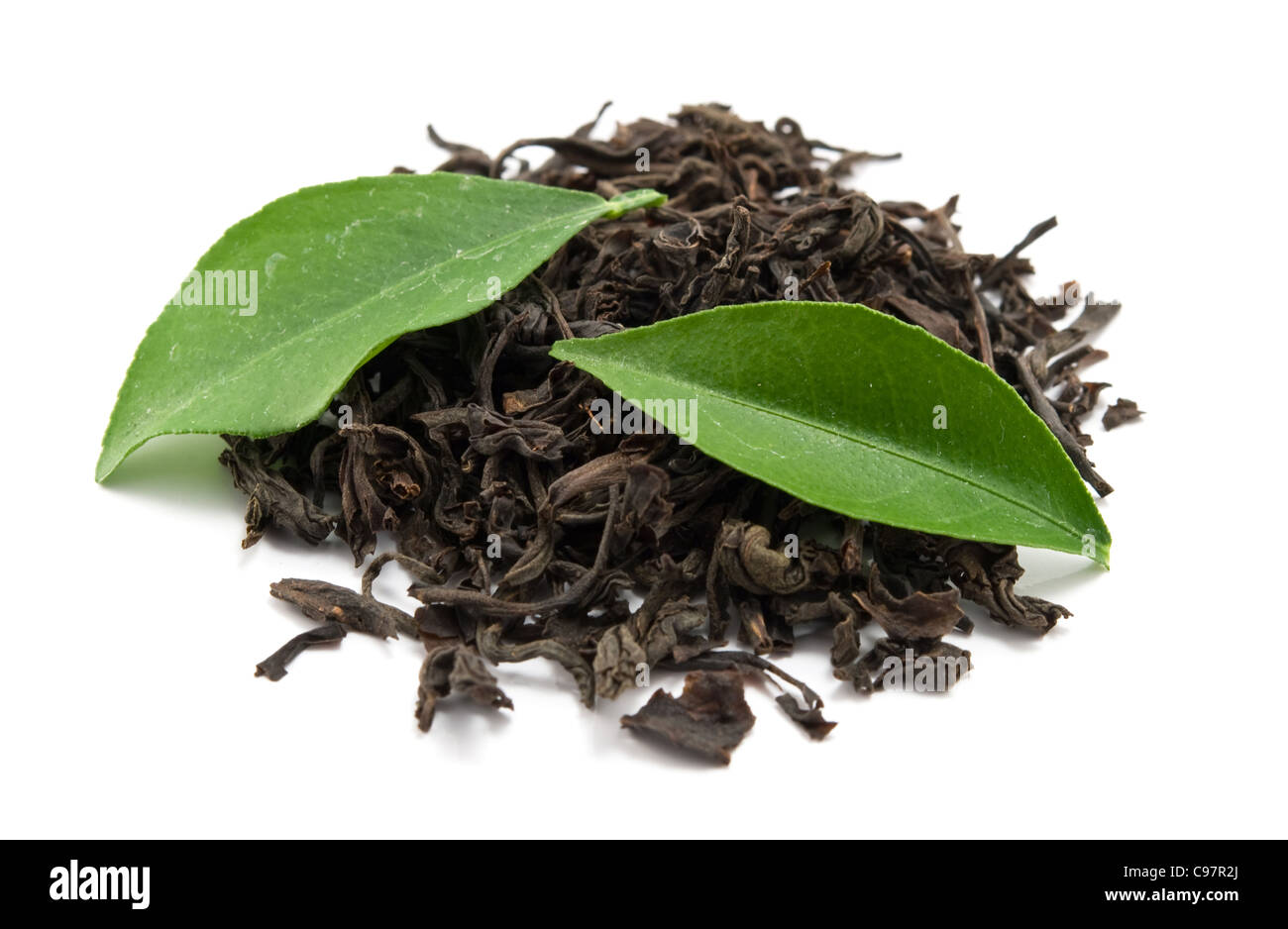 schwarzer Tee und Blätter ist isoliert auf weißem Hintergrund Stockfoto